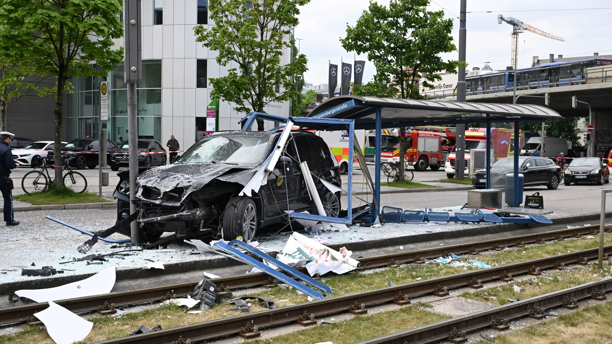 Das Auto fuhr in ein Haltestellenhäuschen nahe der Donnersbergerbrücke. - Foto: Felix Hörhager/dpa