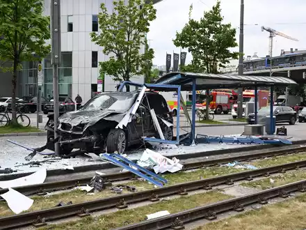 Das Auto fuhr in ein Haltestellenhäuschen nahe der Donnersbergerbrücke. - Foto: Felix Hörhager/dpa