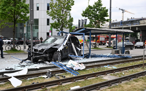 Das Auto fuhr in ein Haltestellenhäuschen nahe der Donnersbergerbrücke. - Foto: Felix Hörhager/dpa