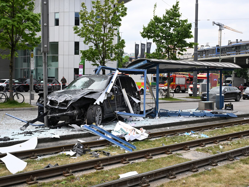 Das Auto fuhr in ein Haltestellenhäuschen nahe der Donnersbergerbrücke. - Foto: Felix Hörhager/dpa