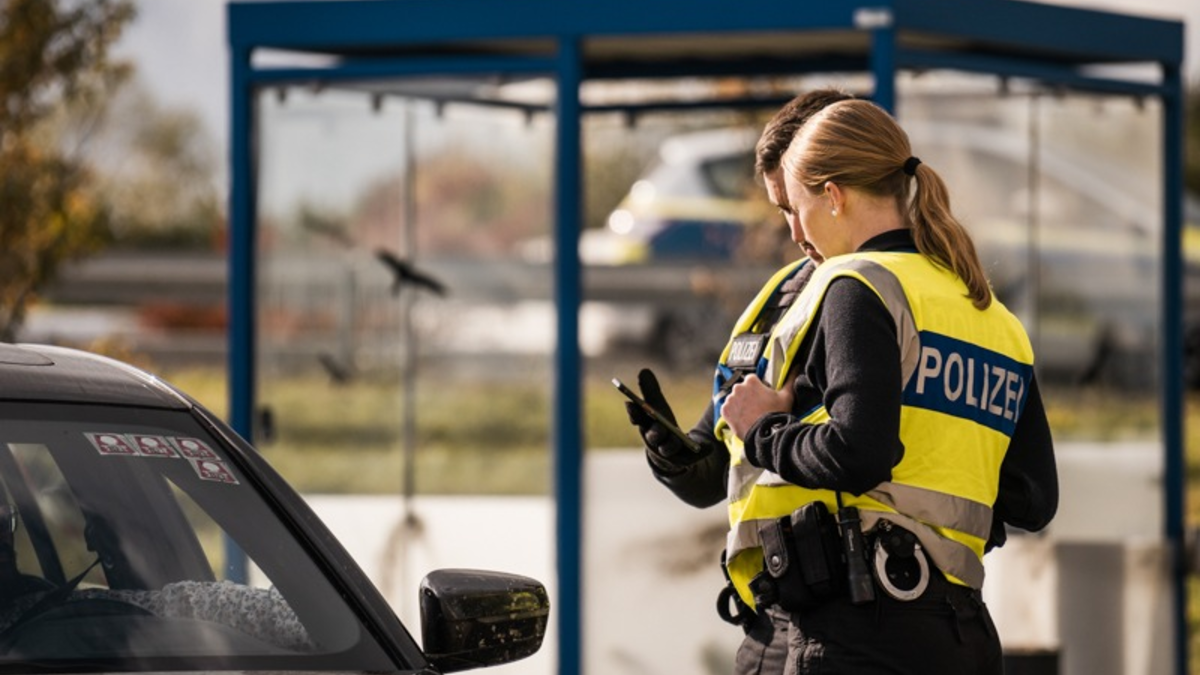 Bundespolizeidirektion München: Ohne Fahrerlaubnis zwischen Savona und Sachsen/ Bundespolizei deckt doppelte Asylantragstellung auf - Foto: presseportal.de