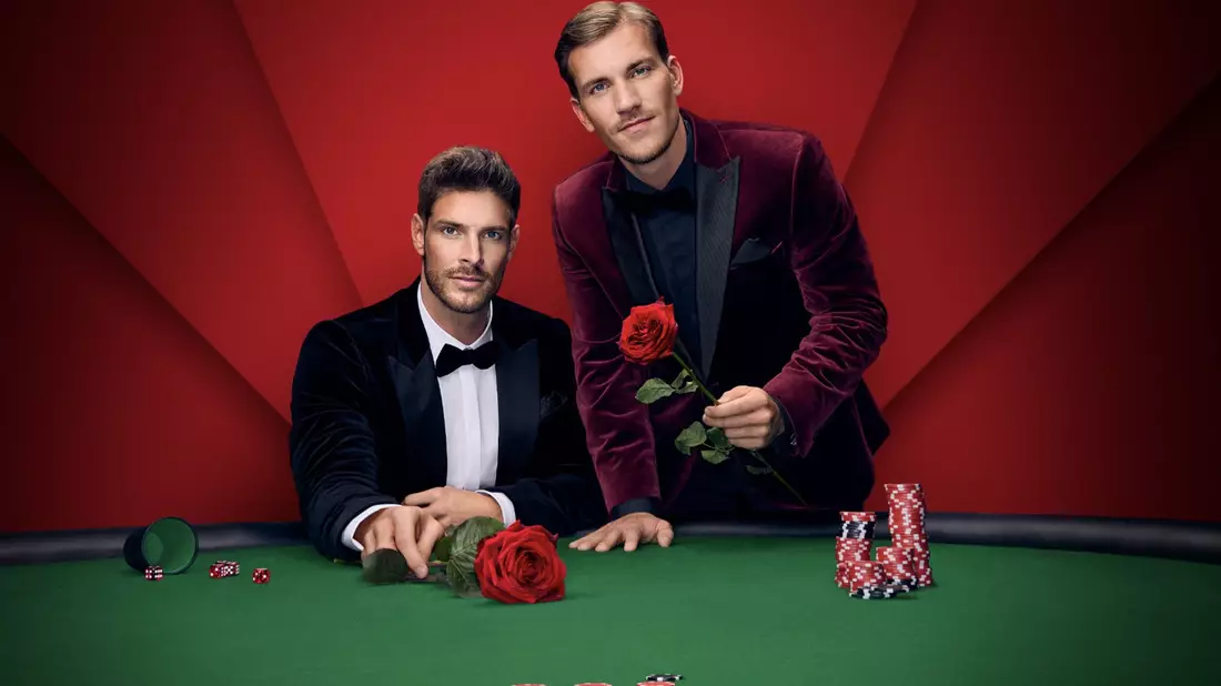 Sie verteilen bald die Rosen auf RTL: der Kölner Versicherungsfachmann Martin Braun und der Berliner Fotograf Felix Stein. (Handout) - Bild: RTL / Benno Kraehahn/dpa
