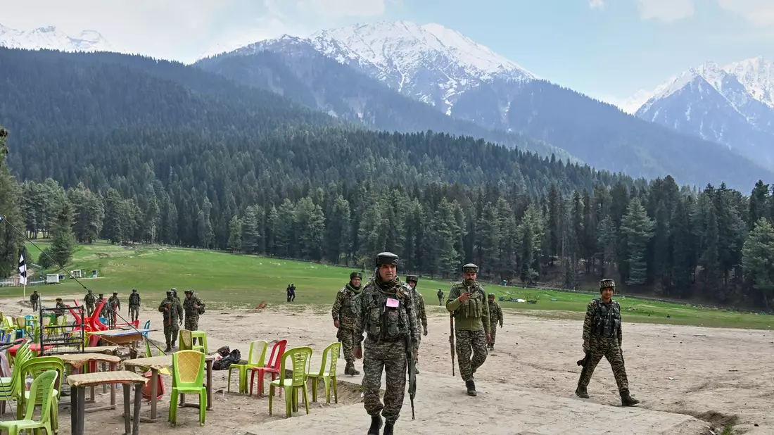 Indische Sicherheitskräfte inspizieren den Ort eines Angriffs auf Touristen in Pahalgam im indisch kontrollierten Kaschmir. (Foto Archiv) - Bild: Uncredited/AP/dpa