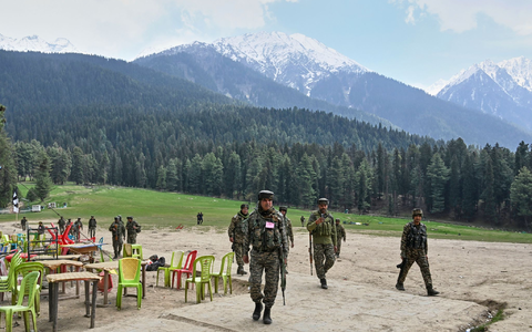 Indische Sicherheitskräfte inspizieren den Ort eines Angriffs auf Touristen in Pahalgam im indisch kontrollierten Kaschmir. (Foto Archiv) - Foto: Uncredited/AP/dpa