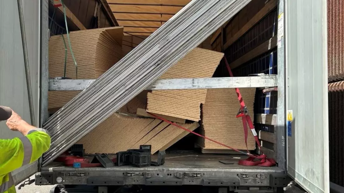 POL-PDLD: A65/Edenkoben - Ungesicherte Ladung - Bild: presseportal.de