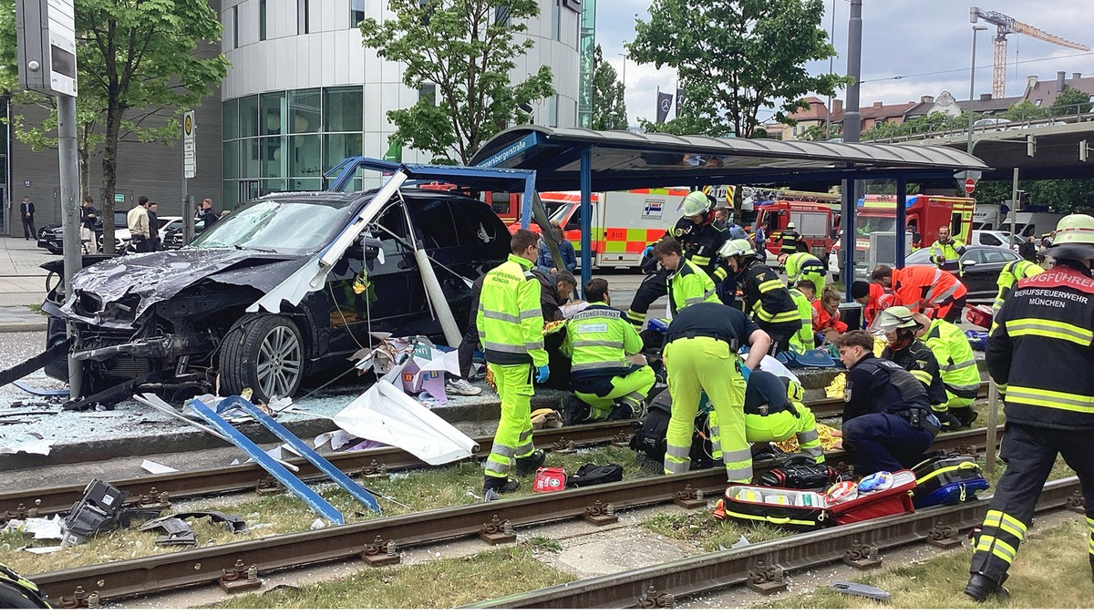 FW-M: Sieben Verletzte durch Unfall (Neuhausen) - Foto: presseportal.de
