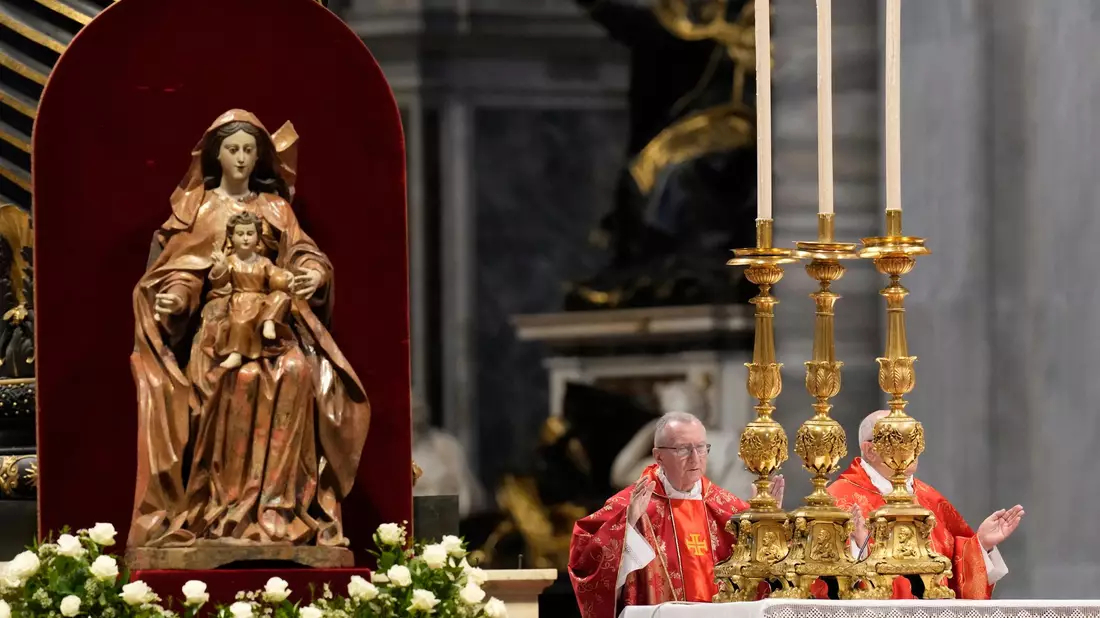 Kardinal Pietro Parolin (l) zelebriert die Abschlussmesse der Kardinäle im Petersdom vor dem Konklave. - Bild: Gregorio Borgia/AP/dpa