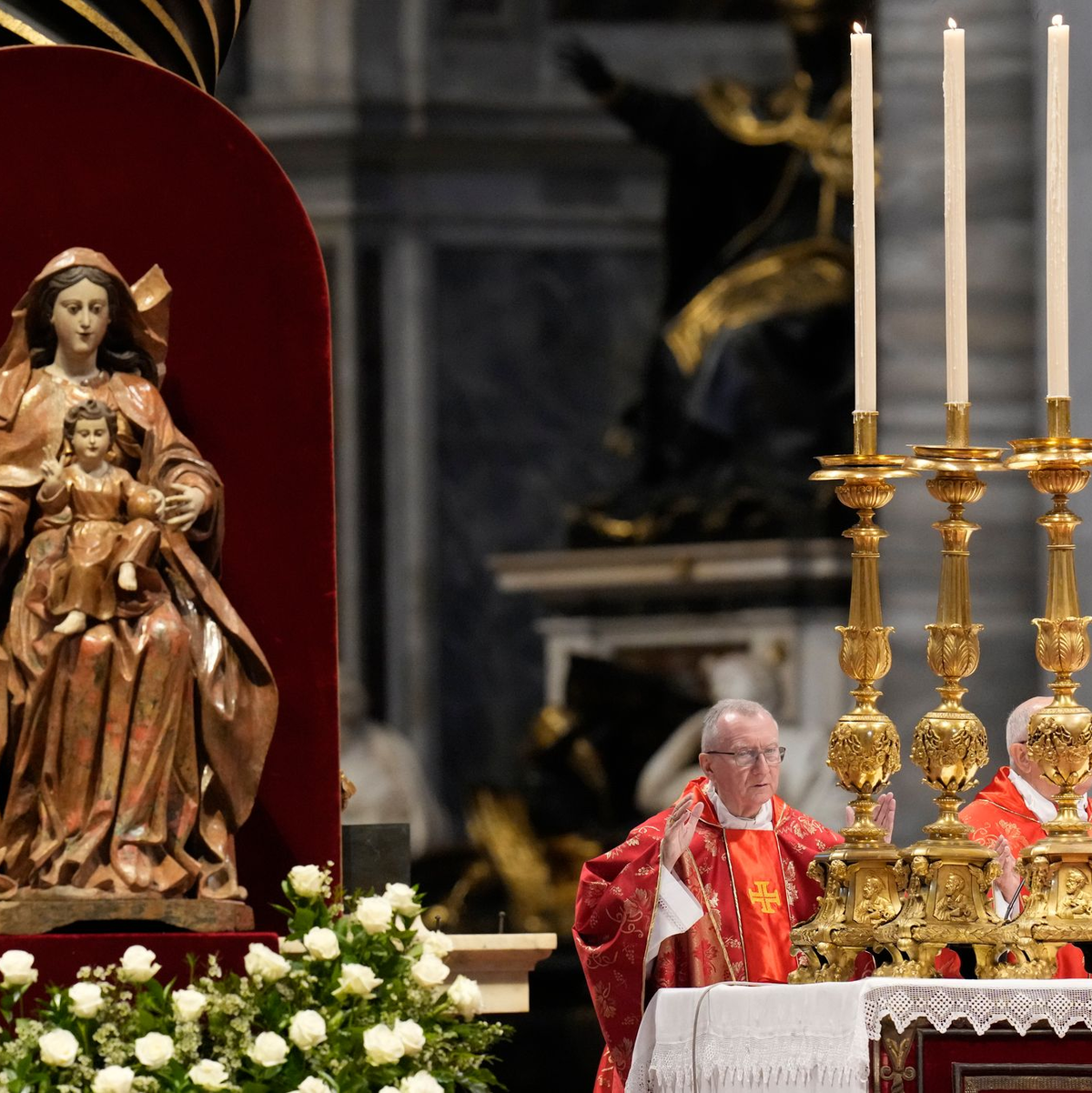 Kardinal Pietro Parolin (l) zelebriert die Abschlussmesse der Kardinäle im Petersdom vor dem Konklave. - Foto: Gregorio Borgia/AP/dpa