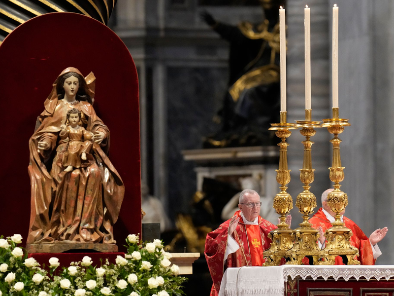 Kardinal Pietro Parolin (l) zelebriert die Abschlussmesse der Kardinäle im Petersdom vor dem Konklave. - Foto: Gregorio Borgia/AP/dpa