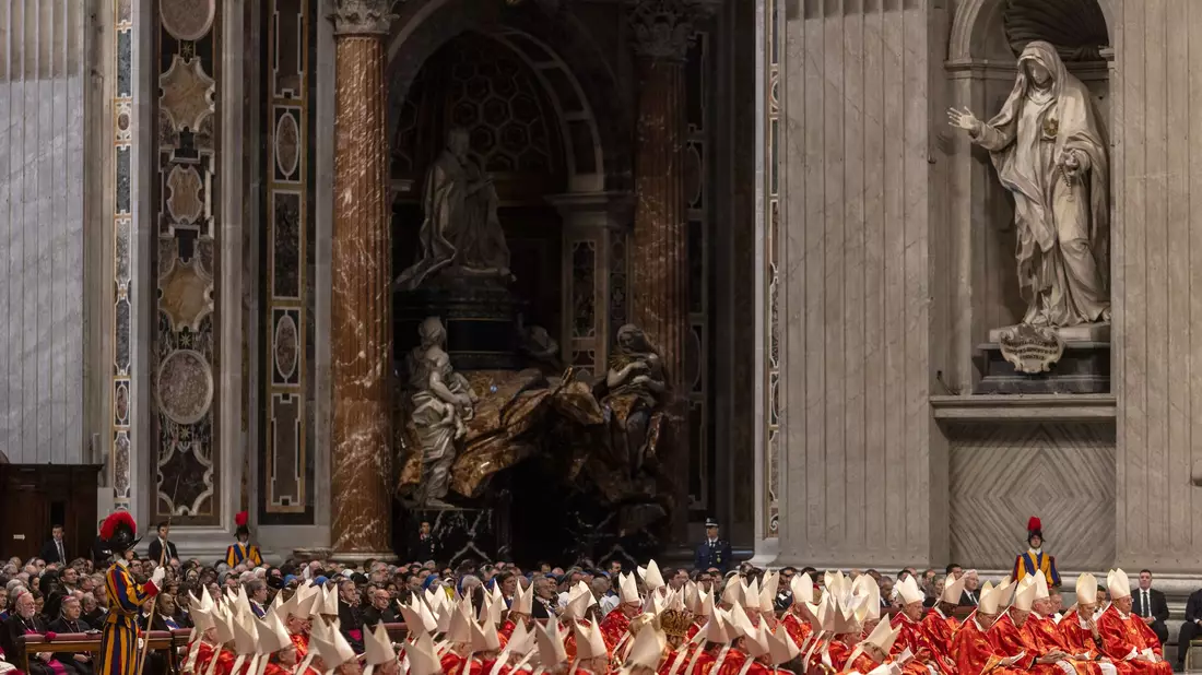 Die Kardinäle feierten am Morgen die Messe «Pro eligendo Romano Pontefice» im Petersdom. - Bild: Oliver Weiken/dpa