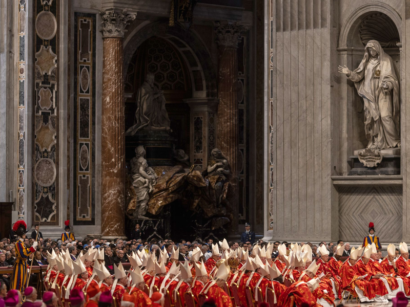 Die Kardinäle feierten am Morgen die Messe «Pro eligendo Romano Pontefice» im Petersdom. - Foto: Oliver Weiken/dpa