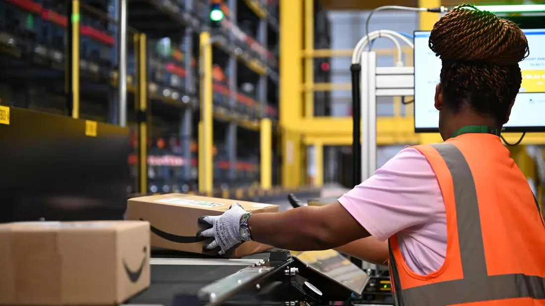 In dem Dortmunder Innovationszentrum erprobt Amazon, wie Pakete besonders schnell und effizient sortiert und weiterverschickt werden können. - Bild: Wolf von Dewitz/dpa