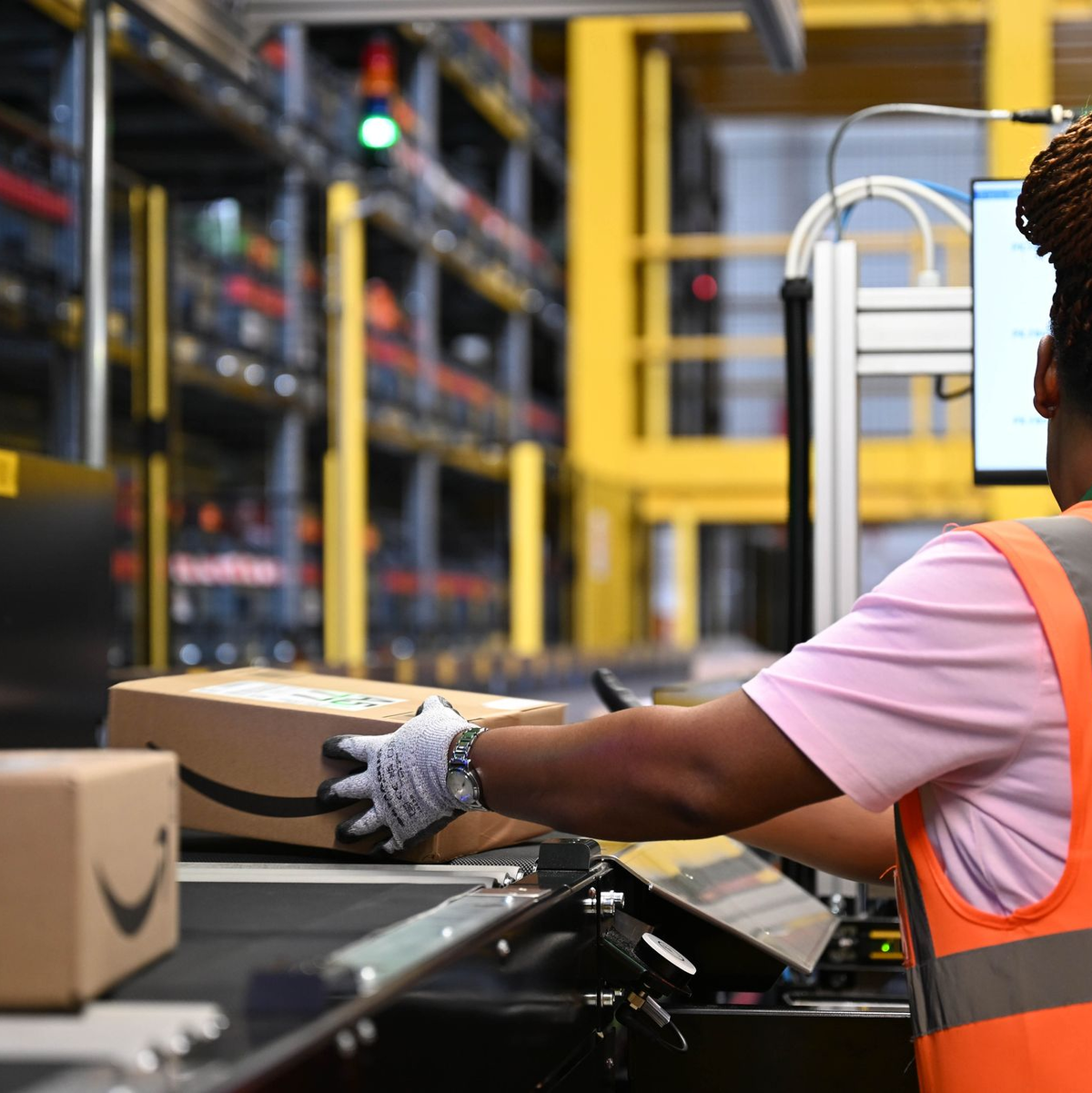 In dem Dortmunder Innovationszentrum erprobt Amazon, wie Pakete besonders schnell und effizient sortiert und weiterverschickt werden können. - Foto: Wolf von Dewitz/dpa