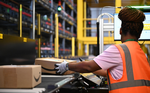 In dem Dortmunder Innovationszentrum erprobt Amazon, wie Pakete besonders schnell und effizient sortiert und weiterverschickt werden können. - Foto: Wolf von Dewitz/dpa