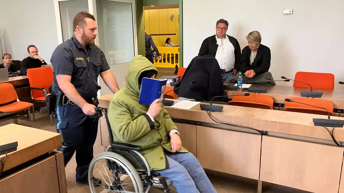 Das Gericht verhängt für beide Angeklagte Haftstrafen. - Bild: Britta Schultejans/dpa