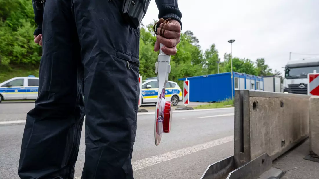 Stationäre Kontrollen gibt es an der Grenze zu Polen seit Oktober 2023. - Bild: Harald Tittel/dpa