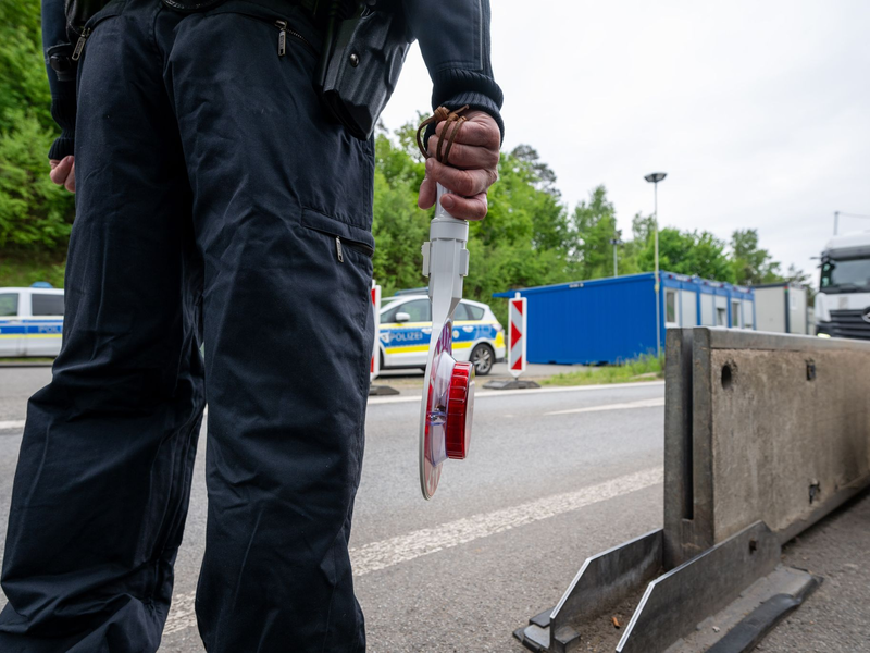 Stationäre Kontrollen gibt es an der Grenze zu Polen seit Oktober 2023. - Foto: Harald Tittel/dpa