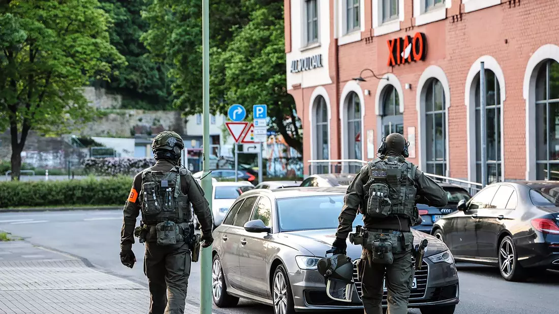 Eine Razzia gegen mutmaßliche Drogen- und Waffenhändler in vier Bundesländern hat auch ein Mehrfamilienhaus in Hagen in den Fokus genommen.  - Bild: Alex Talash/dpa