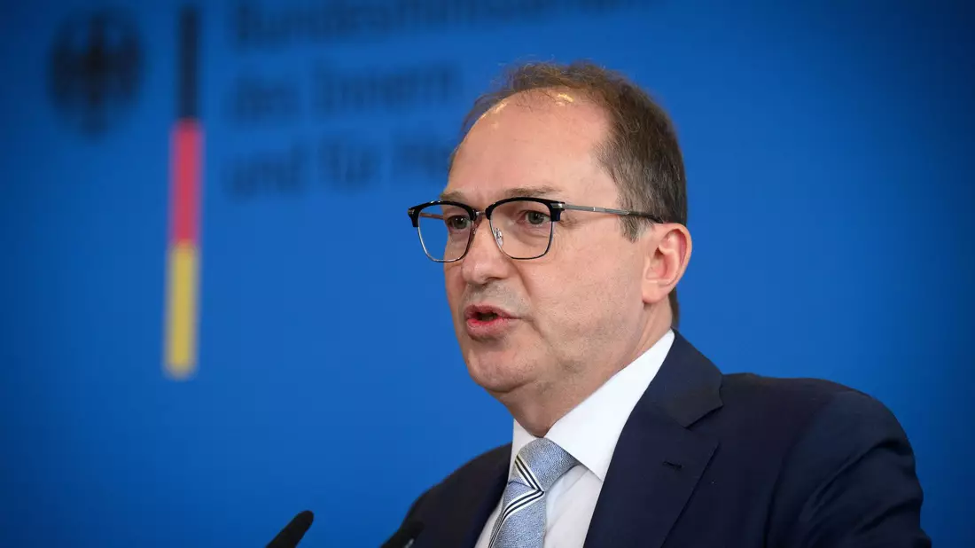 Die neuen Maßnahmen stellte Bundesinnenminister Alexander Dobrindt (CSU) gemeinsam mit Bundespolizeipräsident Dieter Romann vor. - Bild: Bernd von Jutrczenka/dpa