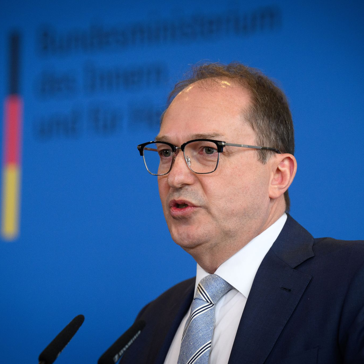 Die neuen Maßnahmen stellte Bundesinnenminister Alexander Dobrindt (CSU) gemeinsam mit Bundespolizeipräsident Dieter Romann vor. - Foto: Bernd von Jutrczenka/dpa