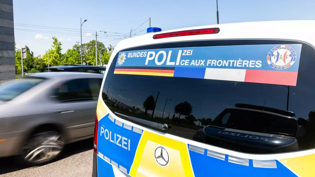 An der Grenze zu Frankreich gibt es seit September stationäre Grenzkontrollen. - Bild: Philipp von Ditfurth/dpa