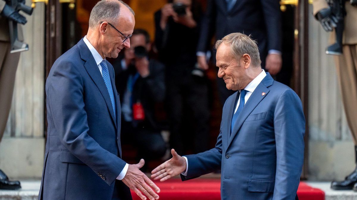 Herzliche Begrüßung - Bundeskanzler Merz zum Antrittsbesuch in Warschau - Foto: Michael Kappeler/dpa