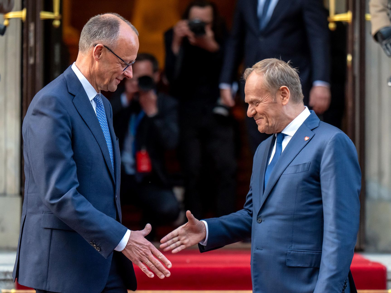 Herzliche Begrüßung - Bundeskanzler Merz zum Antrittsbesuch in Warschau - Foto: Michael Kappeler/dpa