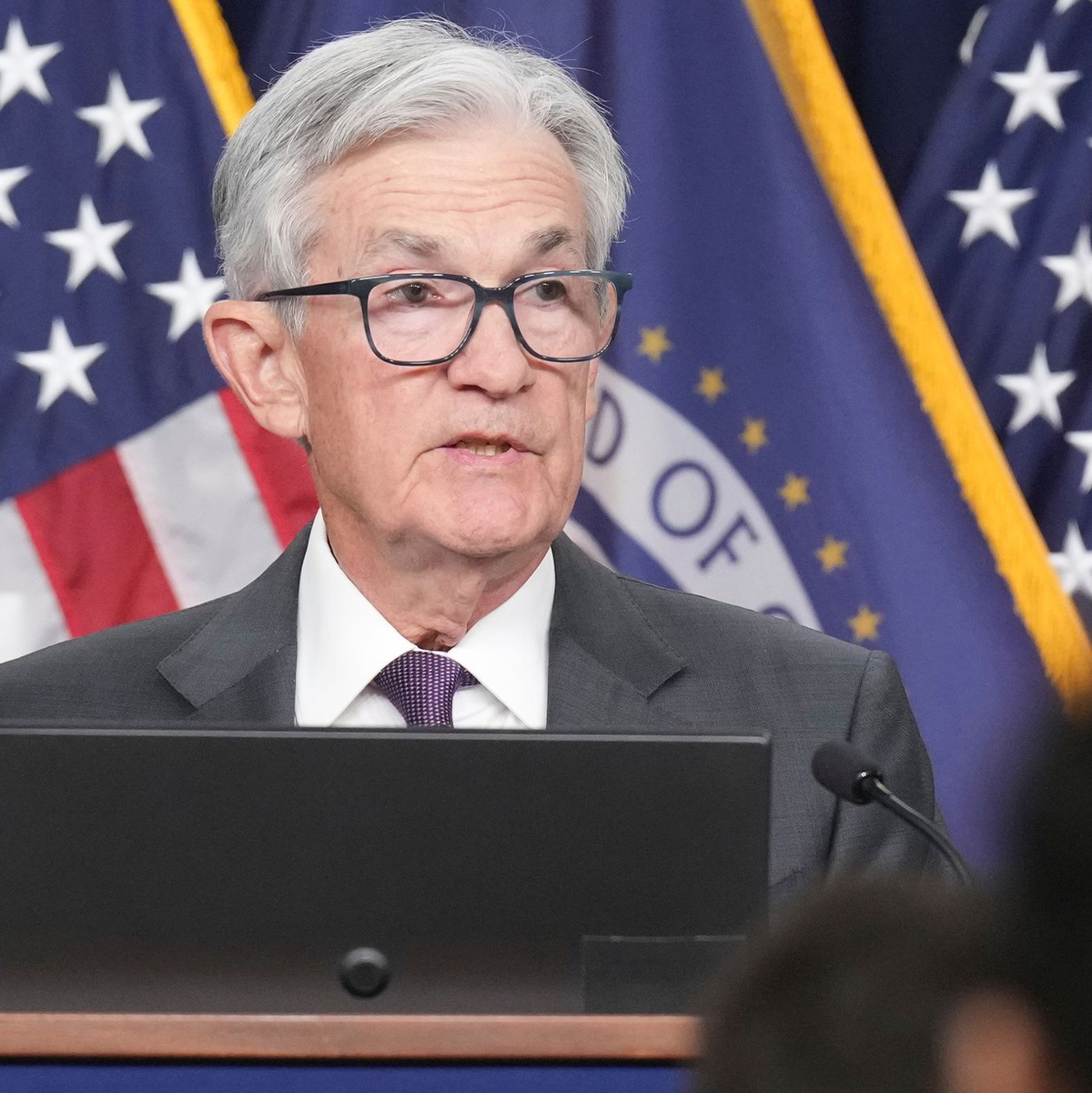 Fed-Chef Powell bekommt Trumps Wut regelmäßig zu spüren. (Archivbild) - Foto: Jacquelyn Martin/AP/dpa