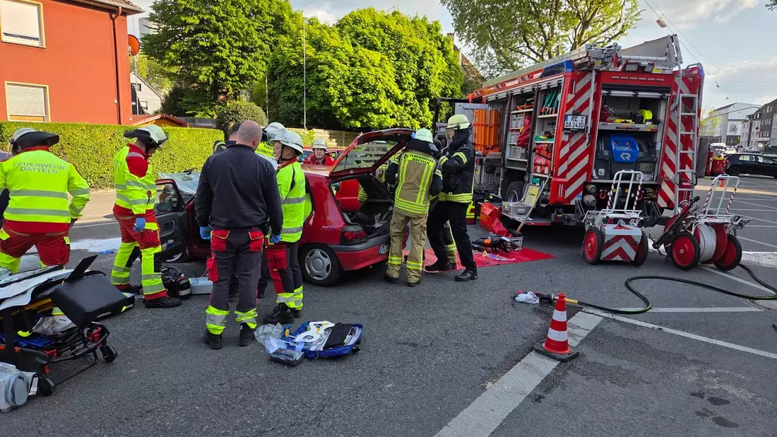 FW Datteln: Verkehrsunfall mit lebensbedrohlichen Verletzungen fordert Feuerwehr und Rettungsdienst - Bild: presseportal.de