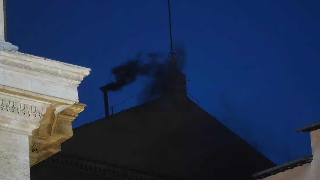 Schwarzer Rauch auf dem Dach der Sixtinischen Kapelle. - Bild: Andrew Medichini/AP/dpa