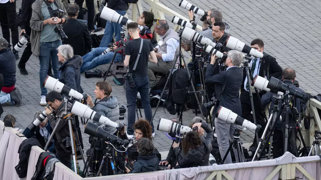 Warten auf den neuen Papst in Rom. - Bild: Marijan Murat/dpa