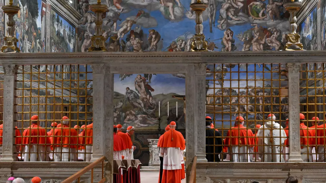 Die Kardinäle in der Sixtinischen Kapelle. - Bild: Uncredited/Vatican Media/AP/dpa