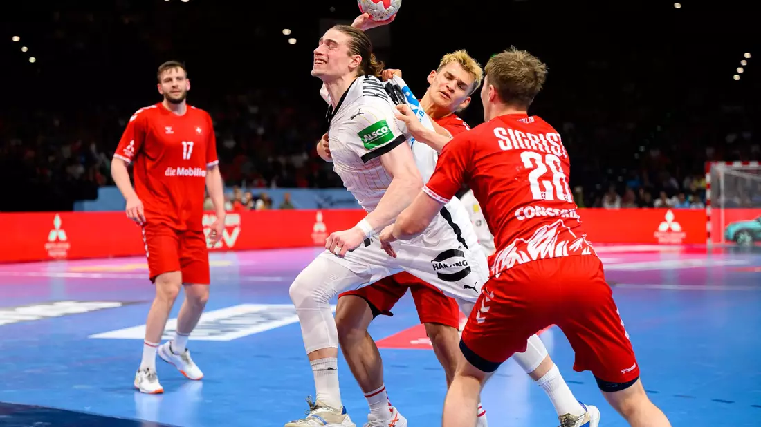 Juri Knorr sicherte den deutschen Handballern gegen die Schweiz in letzter Sekunde ein Remis. - Bild: Marco Wolf/wolf-sportfoto/Marco Wolf