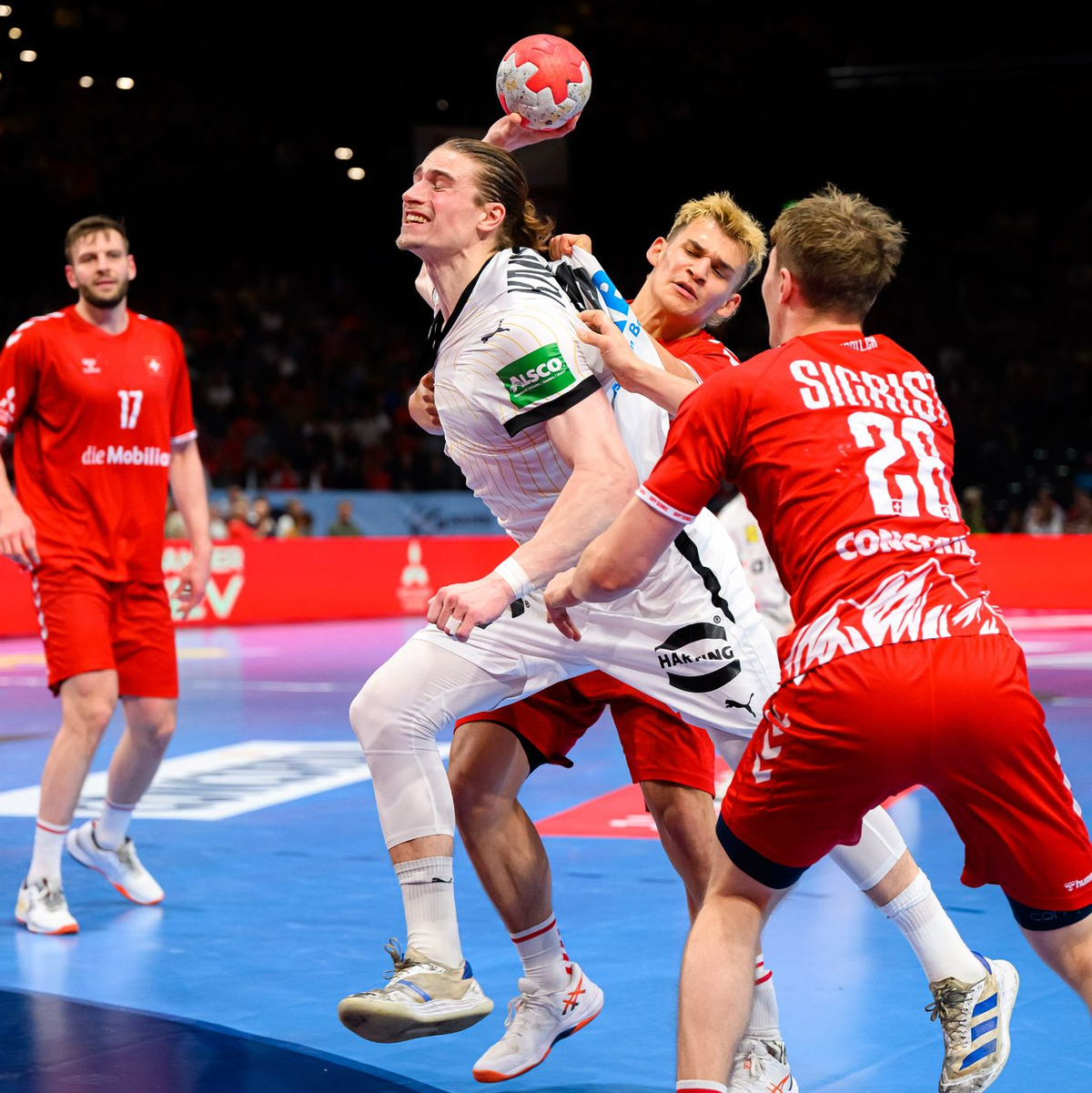 Juri Knorr sicherte den deutschen Handballern gegen die Schweiz in letzter Sekunde ein Remis. - Foto: Marco Wolf/wolf-sportfoto/Marco Wolf