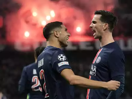 Die PSG-Torschützen Fabian Ruiz (rechts) und Achraf Hakimi. - Foto: Aurelien Morissard/AP/dpa