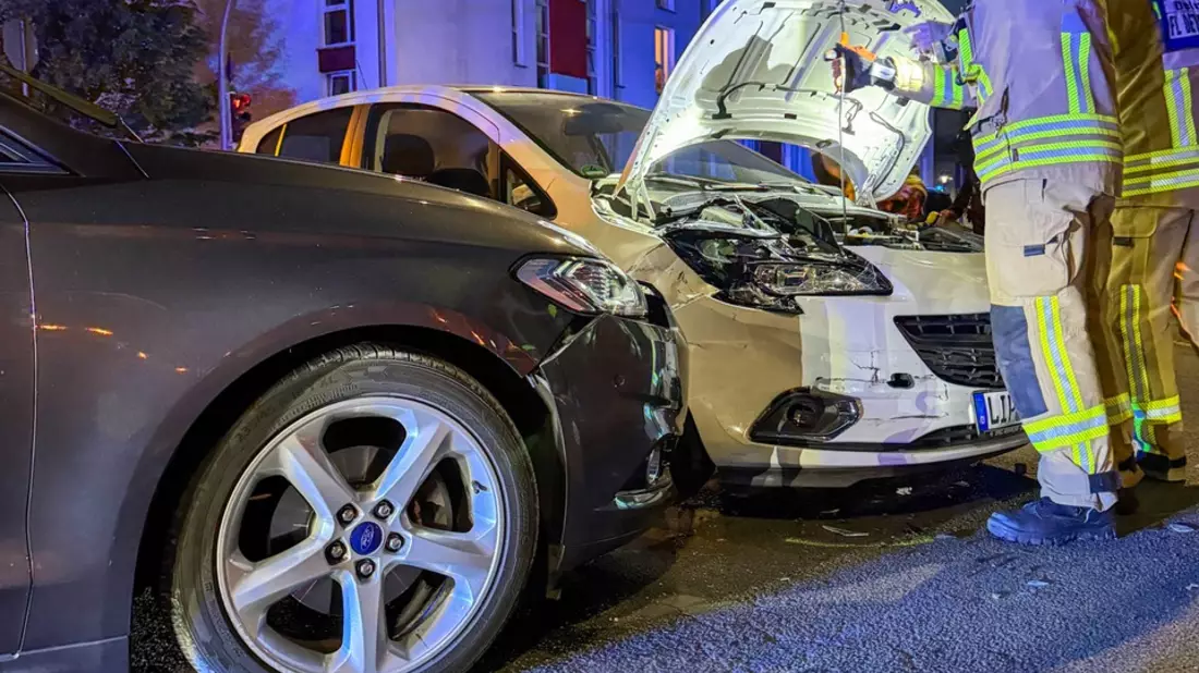 FW-DT: Zwei Einsätze kurz nacheinander - Verkehrsunfall und brennender Mülleimer - Bild: presseportal.de
