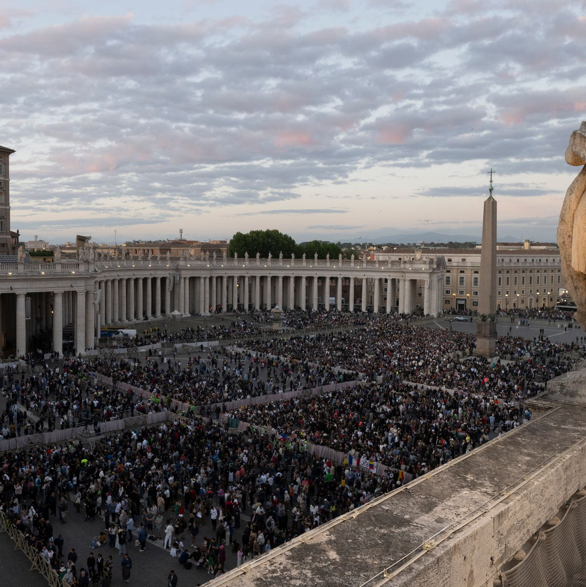 Am ersten Abend warteten Zehntausende auf dem Petersplatz auf den Rauch. - Foto: Marijan Murat/dpa