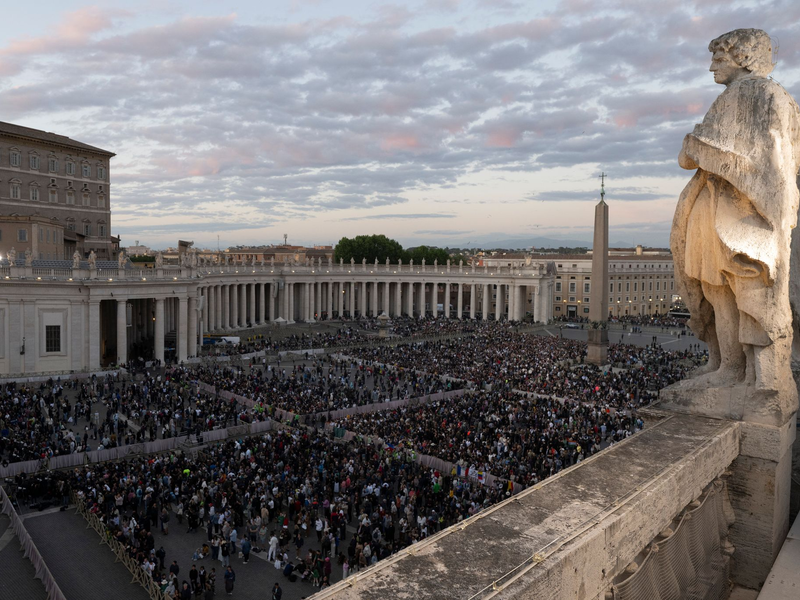 Zehntausende erwarteten am ersten Tag des Konklaves auf dem Petersplatz das Rauchsignal. - Foto: Marijan Murat/dpa