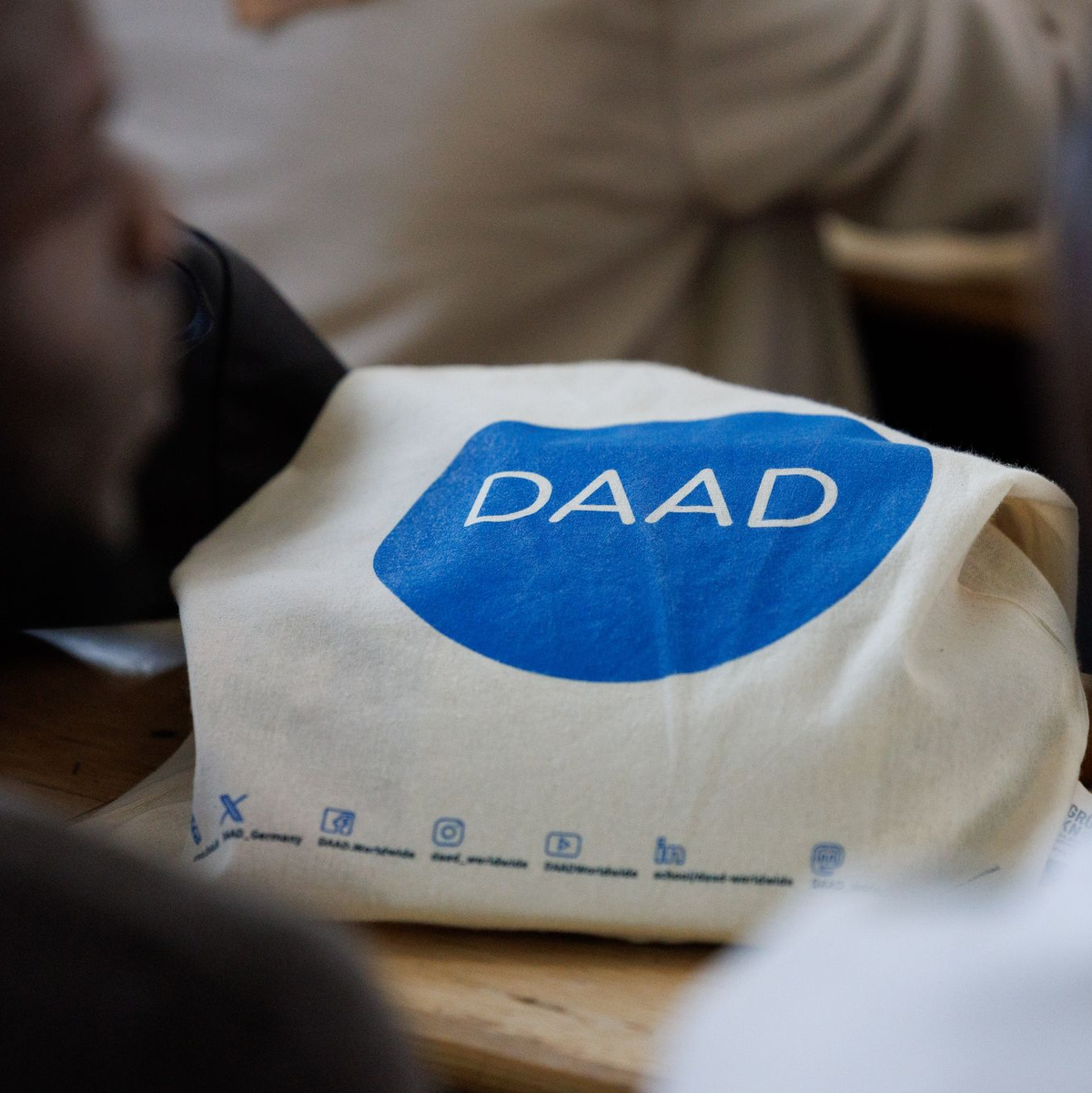 Der DAAD rechnet damit, dass das Interesse am Forschungsstandort Deutschland steigt (Symbolbild). - Foto: Friso Gentsch/dpa