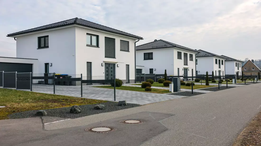 Die Preise für Wohnimmobilien steigen wieder kräftig. (Archivbild) - Bild: Jan Woitas/dpa