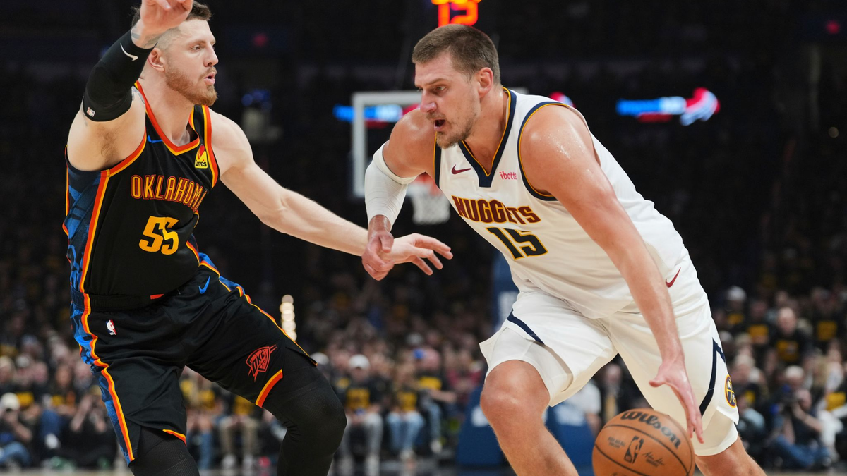Isaiah Hartenstein (r.) verbuchte für die Oklahoma City Thunder zehn Punkte gegen die Denver Nuggets. - Foto: Kyle Phillips/AP/dpa