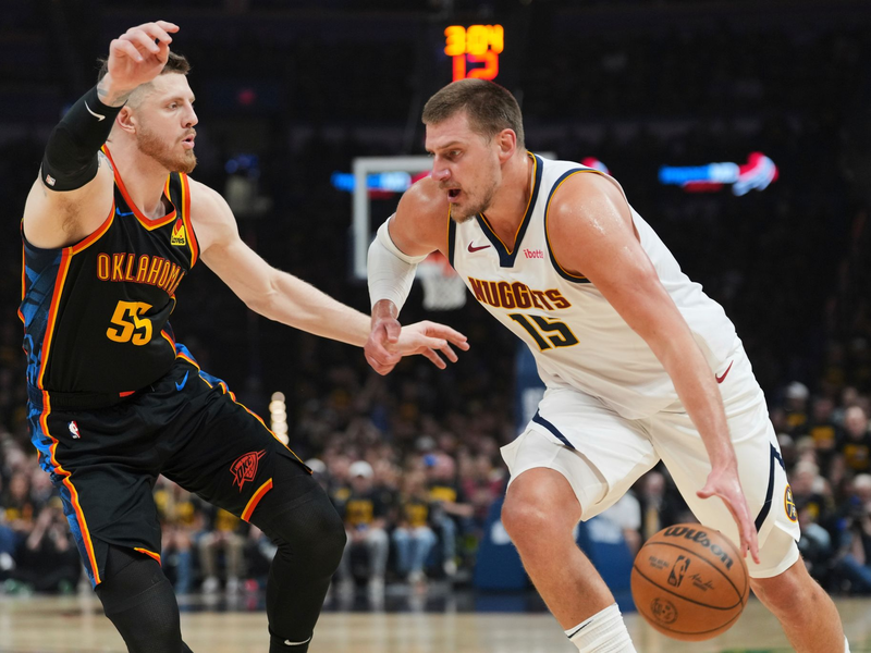 Isaiah Hartenstein (r.) verbuchte für die Oklahoma City Thunder zehn Punkte gegen die Denver Nuggets. - Foto: Kyle Phillips/AP/dpa