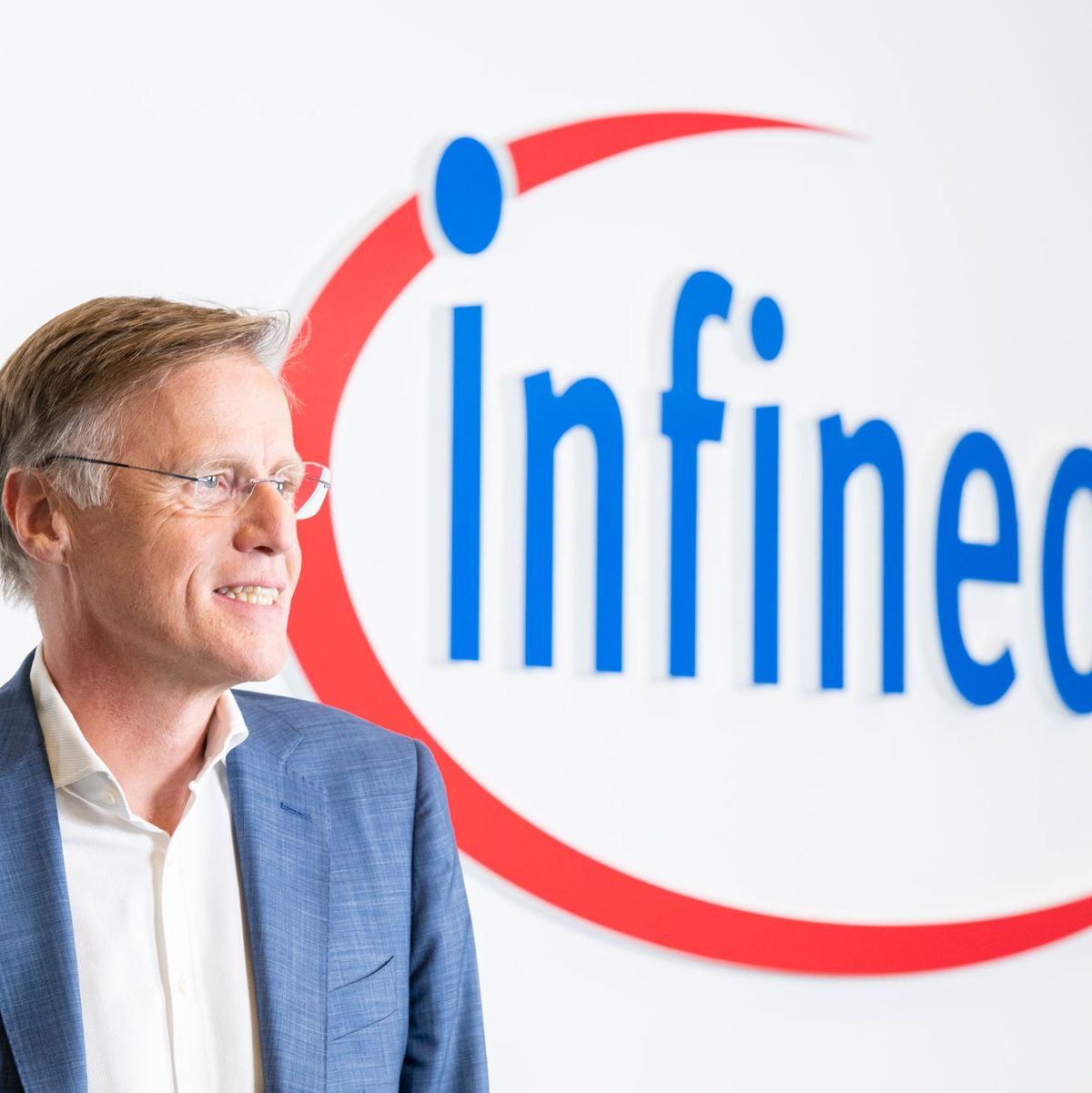 Infineon-Chef Jochen Hanebeck muss die Umsatzprognose wieder senken. (Archivbild) - Foto: Peter Kneffel/dpa