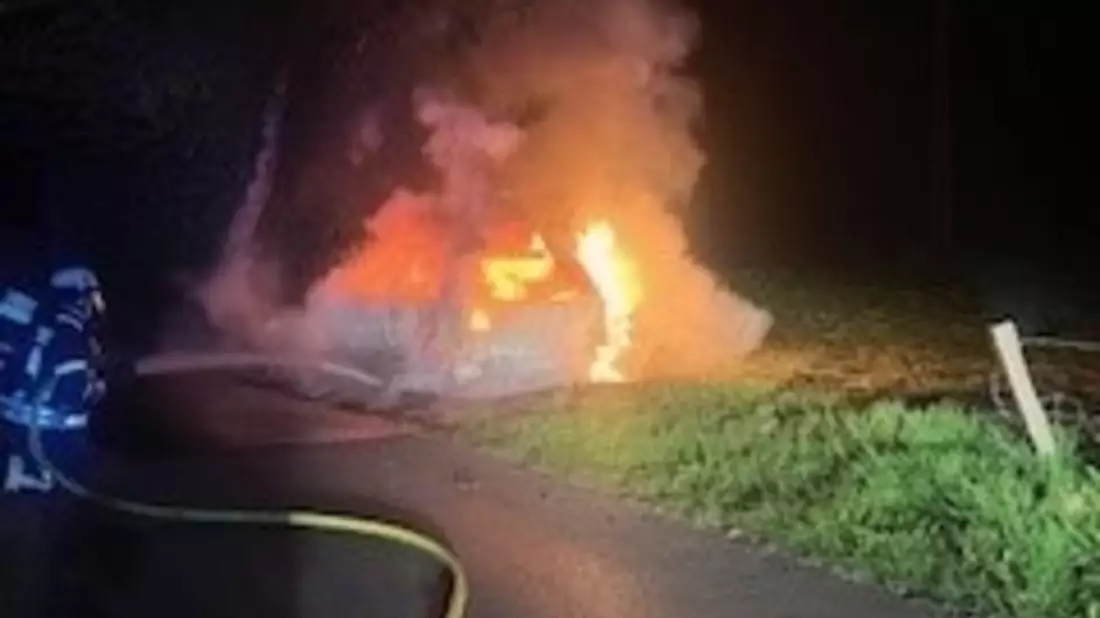 POL-EN: Wetter: Fahrzeugbrand nach Verkehrsunfall - Fahrer ohne Fahrerlaubnis unterwegs - Bild: presseportal.de
