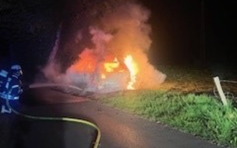 POL-EN: Wetter: Fahrzeugbrand nach Verkehrsunfall - Fahrer ohne Fahrerlaubnis unterwegs - Foto: presseportal.de