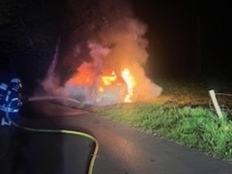POL-EN: Wetter: Fahrzeugbrand nach Verkehrsunfall - Fahrer ohne Fahrerlaubnis unterwegs - Foto: presseportal.de