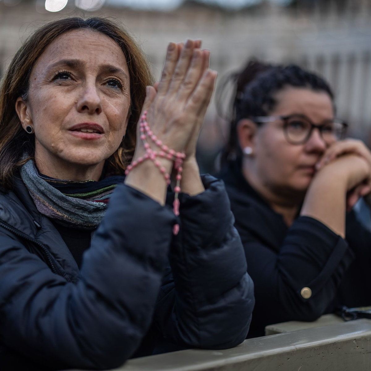 Manche nutzten die Wartezeit zum Beten. - Foto: Oliver Weiken/dpa
