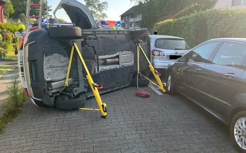 POL-BO: Kleinwagen gerÀt auf Treppe: 83-jÀhrige Autofahrerin kommt ins Krankenhaus - Foto: presseportal.de POL-BO: Kleinwagen gerÀt auf Treppe: 83-jÀhrige Autofahrerin kommt ins Krankenhaus - Foto: presseportal.de