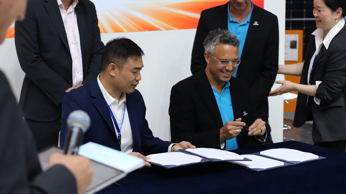 Next2Sun und Huasun vereinbaren exklusive Kooperation bei vertikaler bifazialer Photovoltaik - Foto: presseportal.de