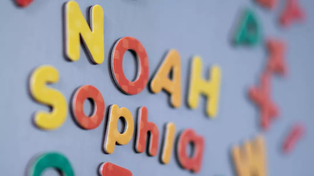 Das Vornamenduo Sophia und Sophie sowie Noah führen die Liste der beliebtesten Vornamen 2024 an (Symbolbild). - Bild: Hendrik Schmidt/dpa